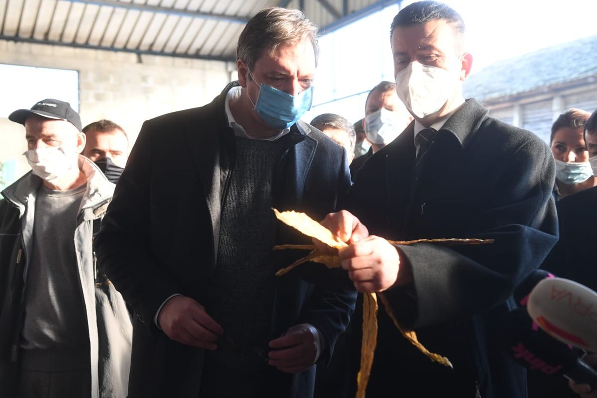 Председник Вучић у посети пољопривредном газдинству