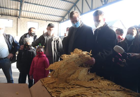 Председник Вучић у посети пољопривредном газдинству