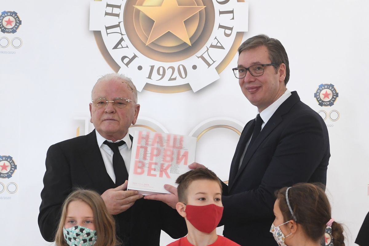 Predsednik Vučić prisustvovao svečanoj dodeli plakete za životno delo Dušanu Dudi Ivkoviću