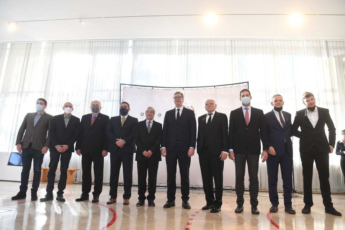 Predsednik Vučić prisustvovao svečanoj dodeli plakete za životno delo Dušanu Dudi Ivkoviću Predsednik Vučić prisustvovao svečanoj dodeli plakete za životno delo Dušanu Dudi Ivkoviću