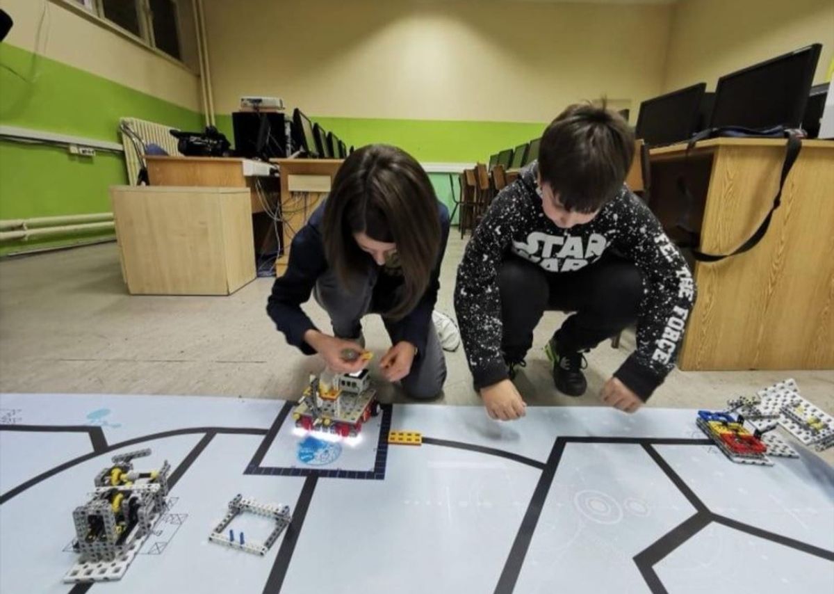 Млади ужички роботичари са светским одличјем