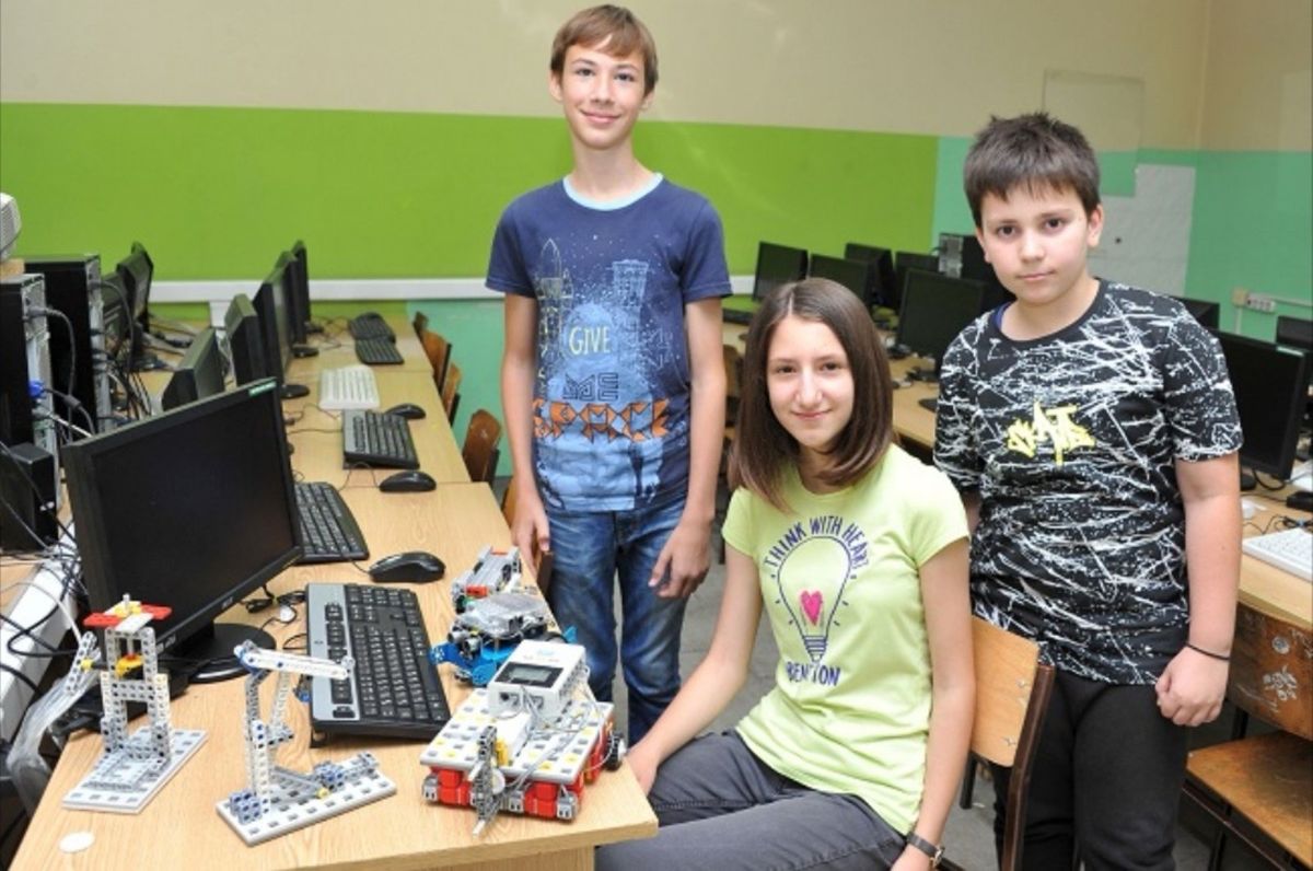 Млади ужички роботичари са светским одличјем