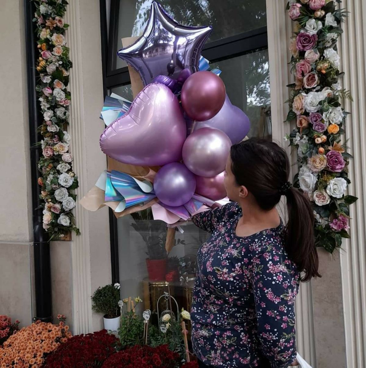 Devojka koja cvećem stvara umetnost Devojka koja cvećem stvara umetnost