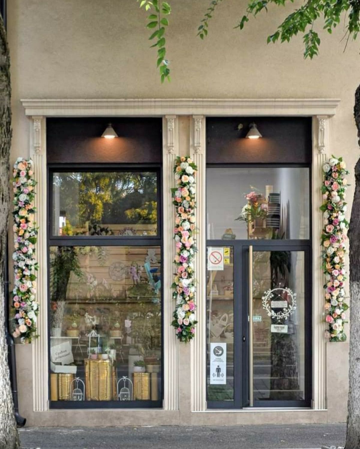 Devojka koja cvećem stvara umetnost Devojka koja cvećem stvara umetnost