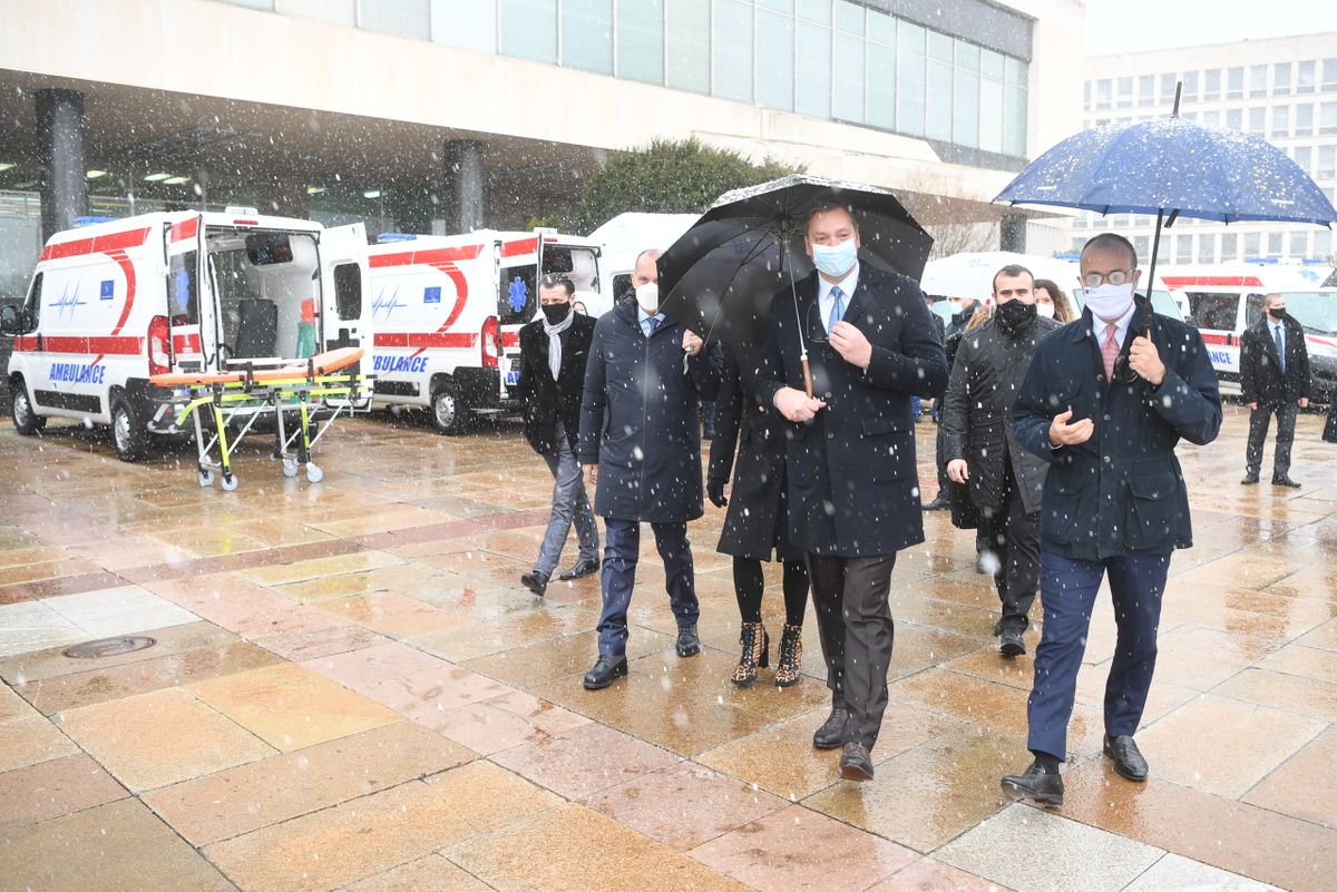 Predsednik Vučić prisustvovao primopredaji sanitetskih vozila nabavljenih kroz program donacije EU