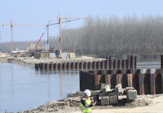 Председник Вучић обишао радове на мосту преко реке Саве