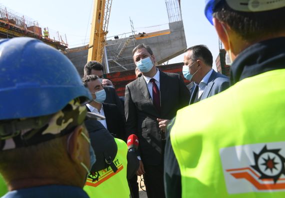 Predsednik Vučić obišao radove na mostu preko reke Save