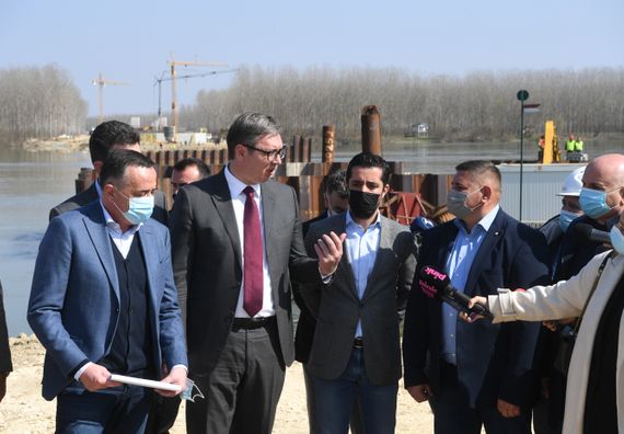 Председник Вучић обишао радове на мосту преко реке Саве