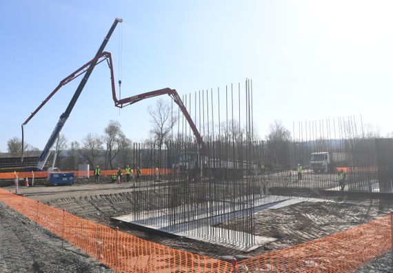 Председник Вучић обишао радове на изградњи моста преко Јужне Мораве