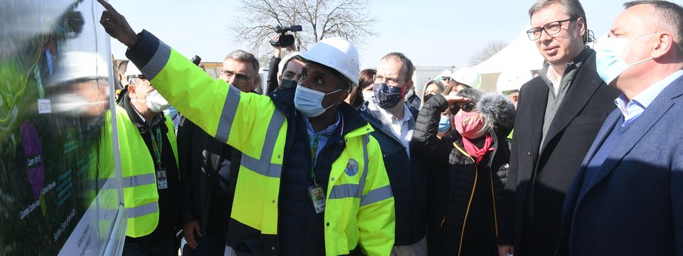 Predsednik Vučić obišao radove na izgradnji mosta preko Južne Morave