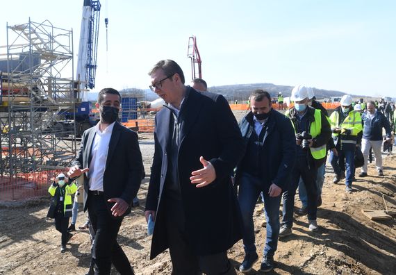 Predsednik Vučić obišao radove na izgradnji mosta preko Južne Morave