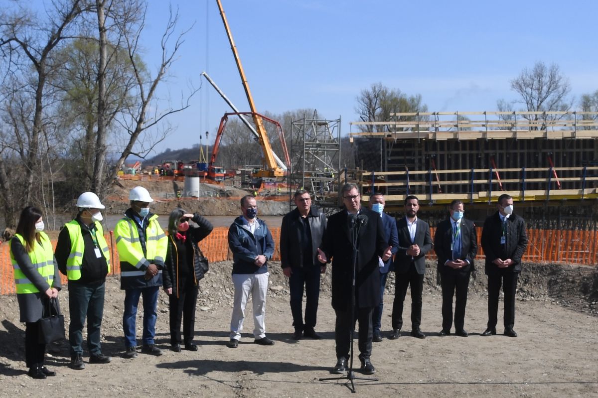 Председник Вучић обишао радове на изградњи моста преко Јужне Мораве
