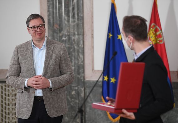 Predsednik Vučić uručio Orden Karađorđeve zvezde prvog stepena violinisti i muzičkom pedagogu Stefanu Milenkoviću