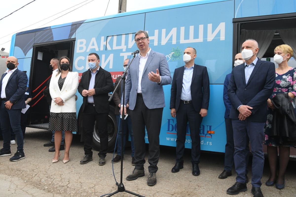 Председник Вучић обишао мобилне пунктове за вакцинацију Председник Вучић обишао мобилне пунктове за вакцинацију