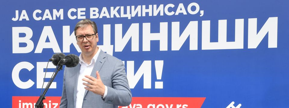 Председник Вучић обишао мобилне пунктове за вакцинацију