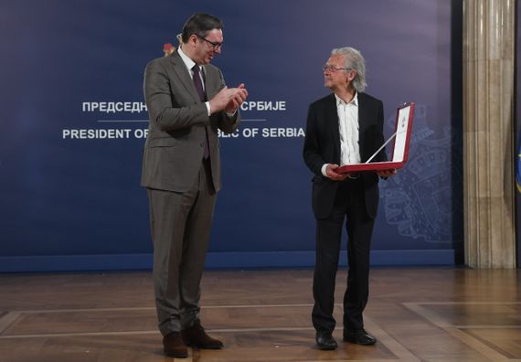 Predsednik Vučić uručio odlikovanje austrijskom piscu Peteru Handkeu