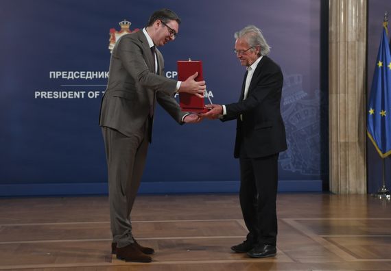 Predsednik Vučić uručio odlikovanje austrijskom piscu Peteru Handkeu