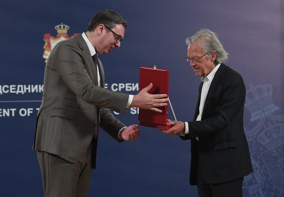Predsednik Vučić uručio odlikovanje austrijskom piscu Peteru Handkeu