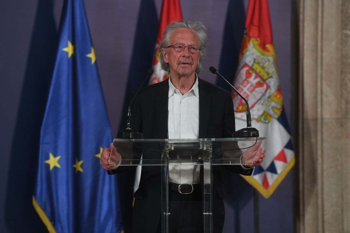 Председник Вучић уручио одликовање аустријском писцу Петеру Хандкеу