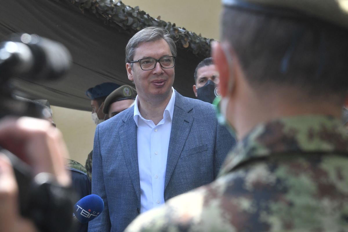 Predsednik Vučić obišao punkt za vakcinaciju pripadnika garnizona Beograd