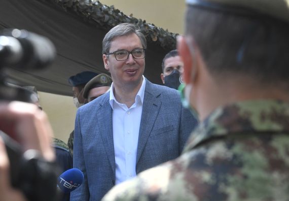 Predsednik Vučić obišao punkt za vakcinaciju pripadnika garnizona Beograd