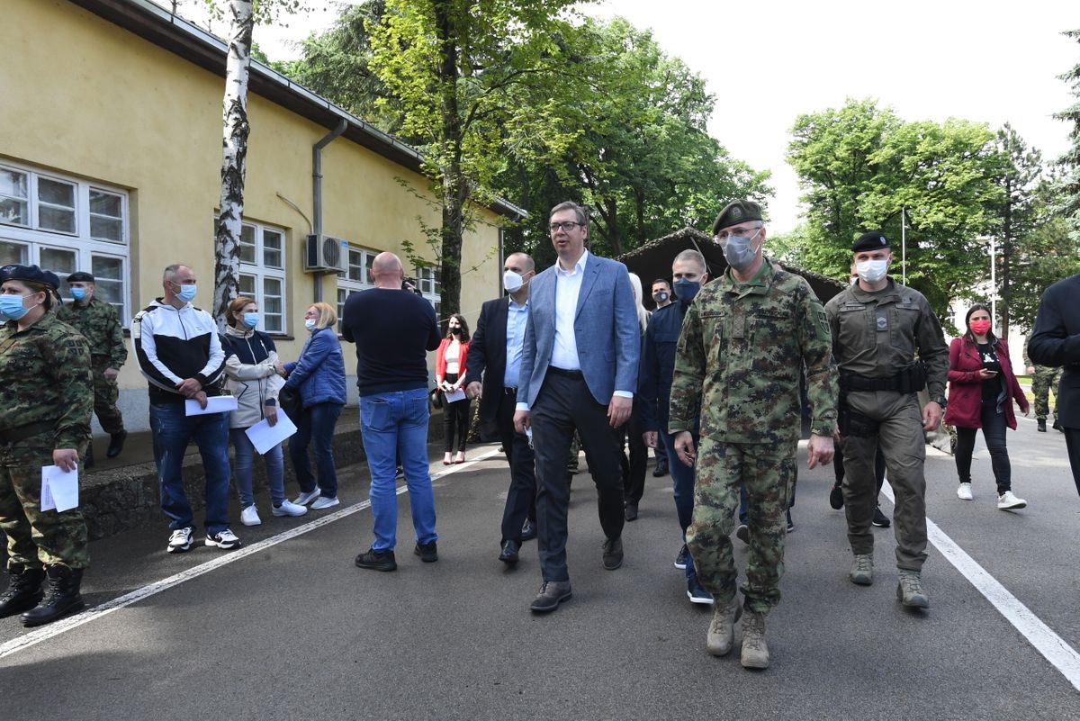 Председник Вучић обишао пункт за вакцинацију припадника гарнизона Београд