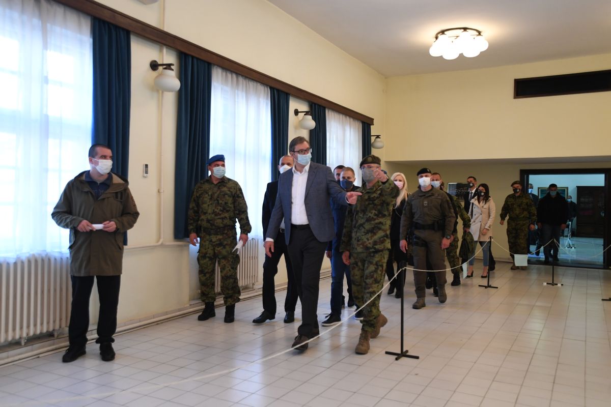 Predsednik Vučić obišao punkt za vakcinaciju pripadnika garnizona Beograd