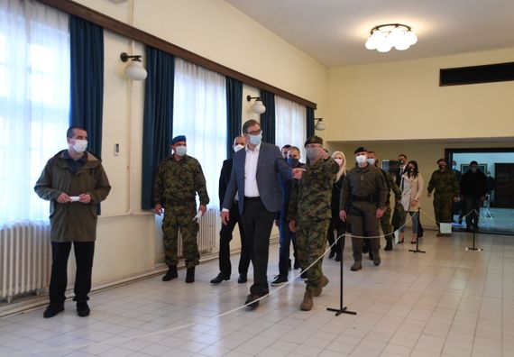 Predsednik Vučić obišao punkt za vakcinaciju pripadnika garnizona Beograd