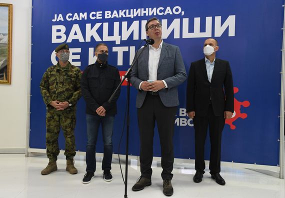 Predsednik Vučić obišao punkt za vakcinaciju pripadnika garnizona Beograd