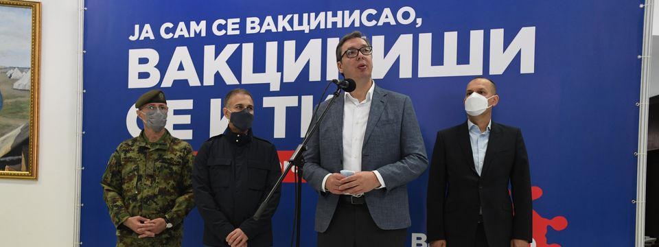 Predsednik Vučić obišao punkt za vakcinaciju pripadnika garnizona Beograd