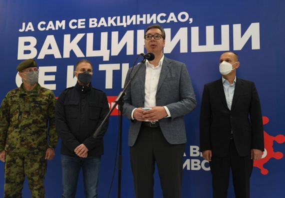 Председник Вучић обишао пункт за вакцинацију припадника гарнизона Београд