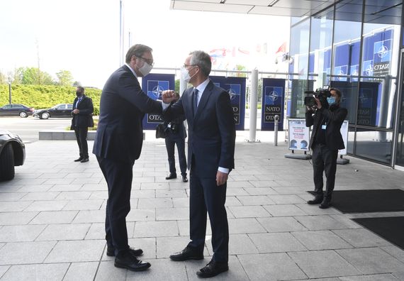Predsednik Vučić sastao se sa generalnim sekretarom NATO Jensom Stoltenbergom u Briselu