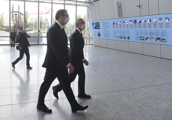 Predsednik Vučić sastao se sa generalnim sekretarom NATO Jensom Stoltenbergom u Briselu