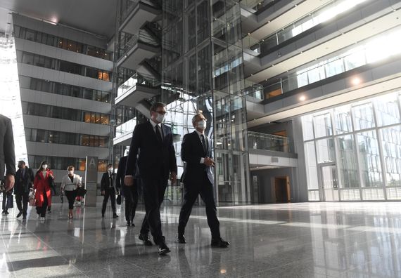 Predsednik Vučić sastao se sa generalnim sekretarom NATO Jensom Stoltenbergom u Briselu