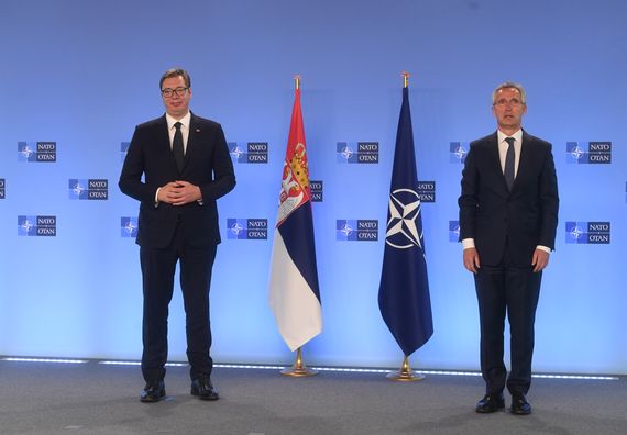 Predsednik Vučić sastao se sa generalnim sekretarom NATO Jensom Stoltenbergom u Briselu