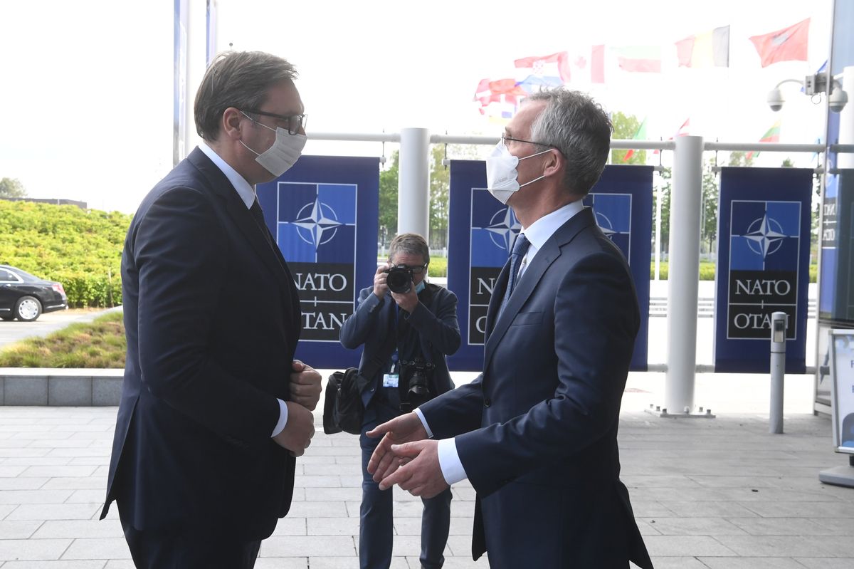 Predsednik Vučić sastao se sa generalnim sekretarom NATO Jensom Stoltenbergom u Briselu