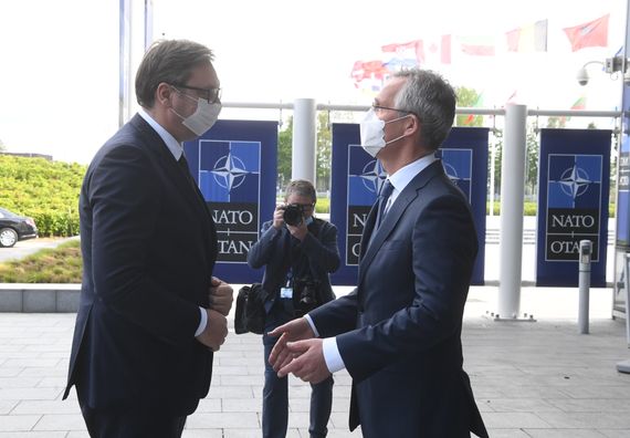 Predsednik Vučić sastao se sa generalnim sekretarom NATO Jensom Stoltenbergom u Briselu