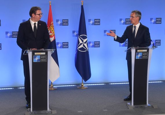 Predsednik Vučić sastao se sa generalnim sekretarom NATO Jensom Stoltenbergom u Briselu