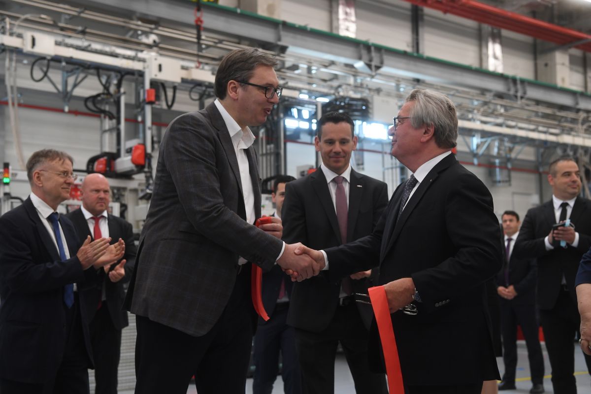 Председник Вучић присуствoвaо свечаном отварању фабрике 