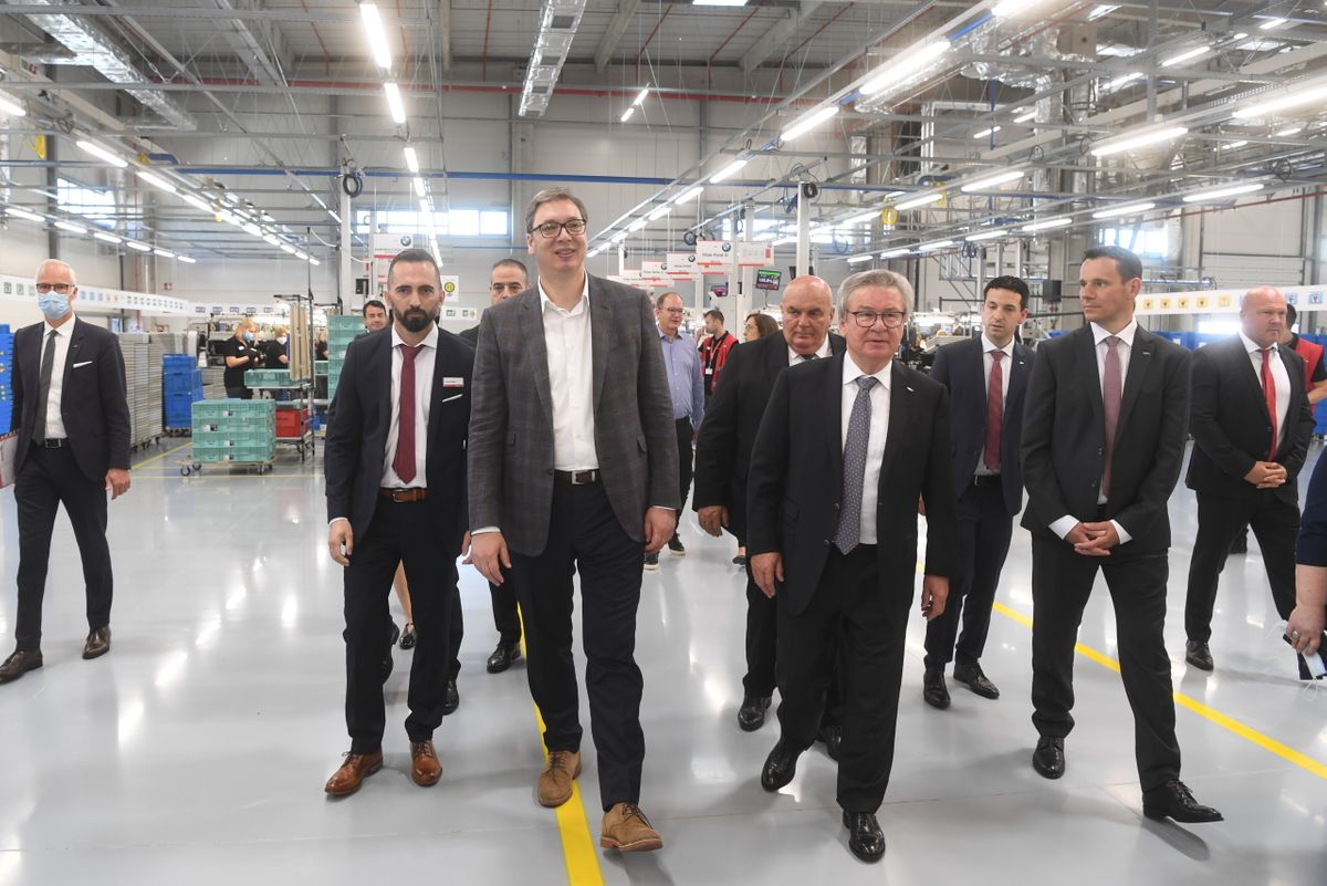 Председник Вучић присуствoвaо свечаном отварању фабрике 