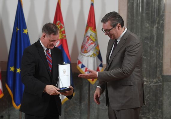 Predsednik Vučić uručio Orden srpske zastave drugog stepena za naročite zasluge u razvijanju i učvršćivanju miroljubive saradnje i prijateljskih odnosa između Republike Srbije i Sjedinjenih Američkih Država general-majoru Stivenu Stajversu