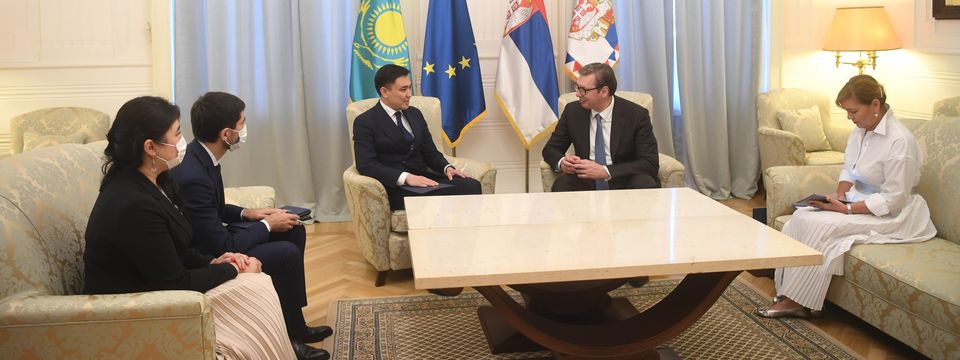 Predsednik Republike Srbije Aleksandar Vučić primio je u oproštajnu posetu ambasadora Republike Kazahstan Gabita Sizdikbekova.