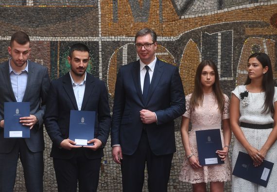 Uručenje ugovora o zaposlenju najuspešnijim diplomcima svih medicinskih fakulteta i srednjih medicinskih škola u Srbiji