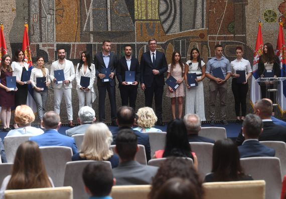 Uručenje ugovora o zaposlenju najuspešnijim diplomcima svih medicinskih fakulteta i srednjih medicinskih škola u Srbiji