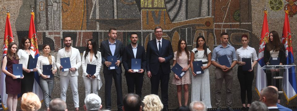 Uručenje ugovora o zaposlenju najuspešnijim diplomcima svih medicinskih fakulteta i srednjih medicinskih škola u Srbiji