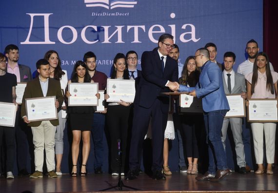 Predsednik Vučić prisustvovao svečanoj dodeli stipendija 