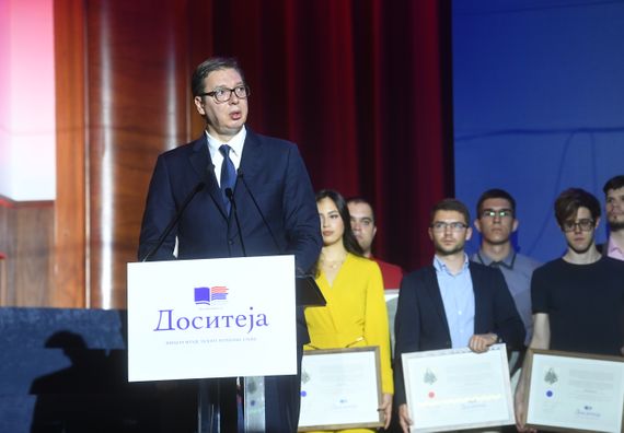 Predsednik Vučić prisustvovao svečanoj dodeli stipendija 