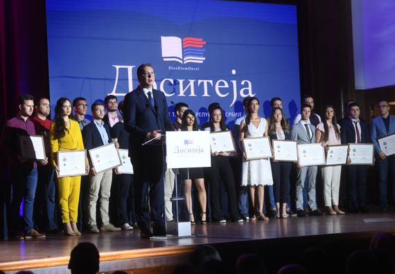 Predsednik Vučić prisustvovao svečanoj dodeli stipendija 