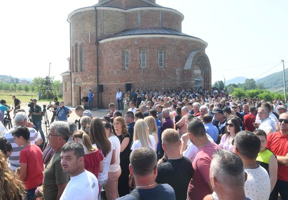 Predsednik Vučić obišao novoizgrađenu crkvu Svetog Save u Deževi