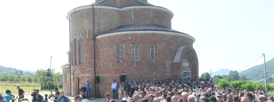 Председник Вучић обишао новоизграђену цркву Светог Саве у Дежеви